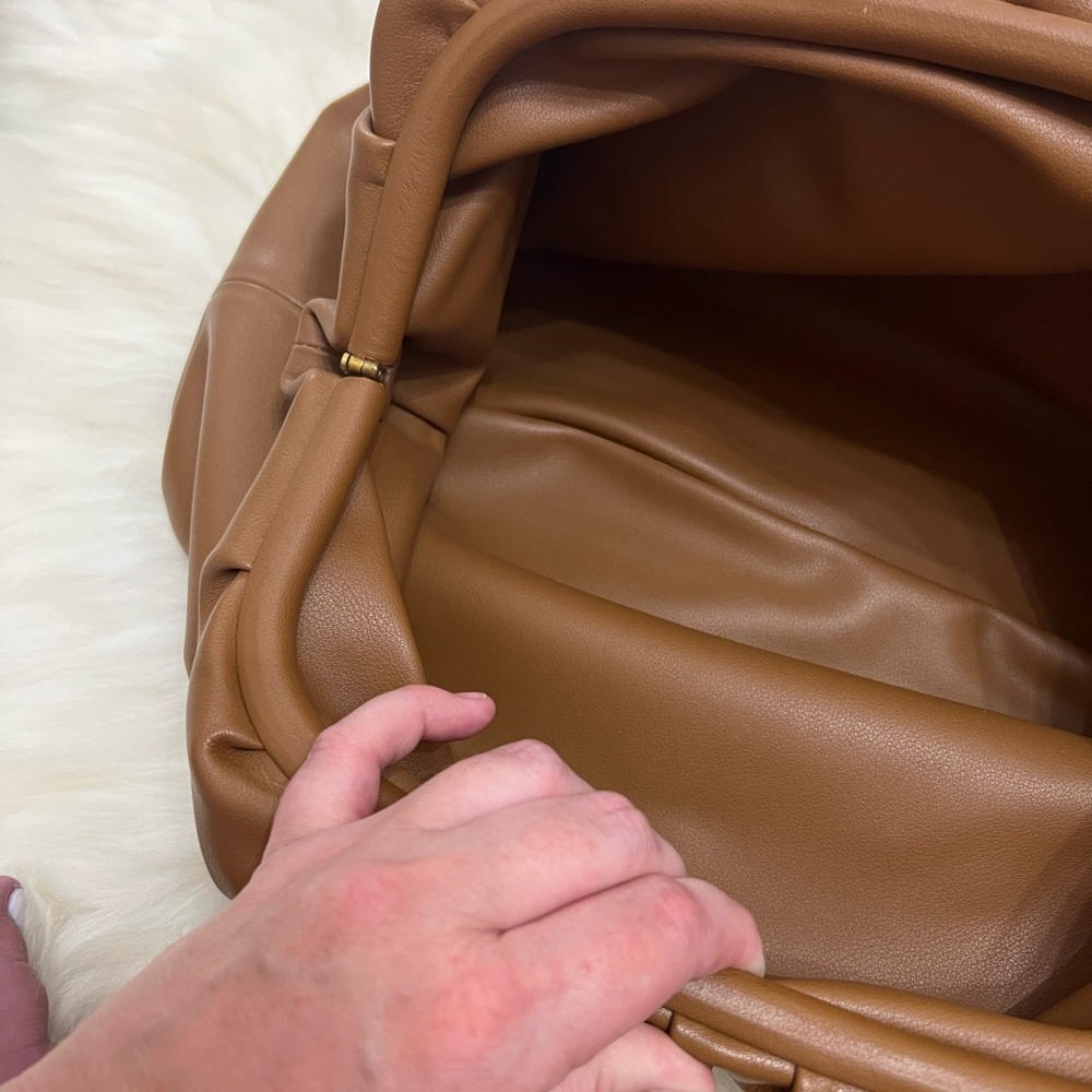 Calfskin magnetic closure clutch - Picture 8 of 8
